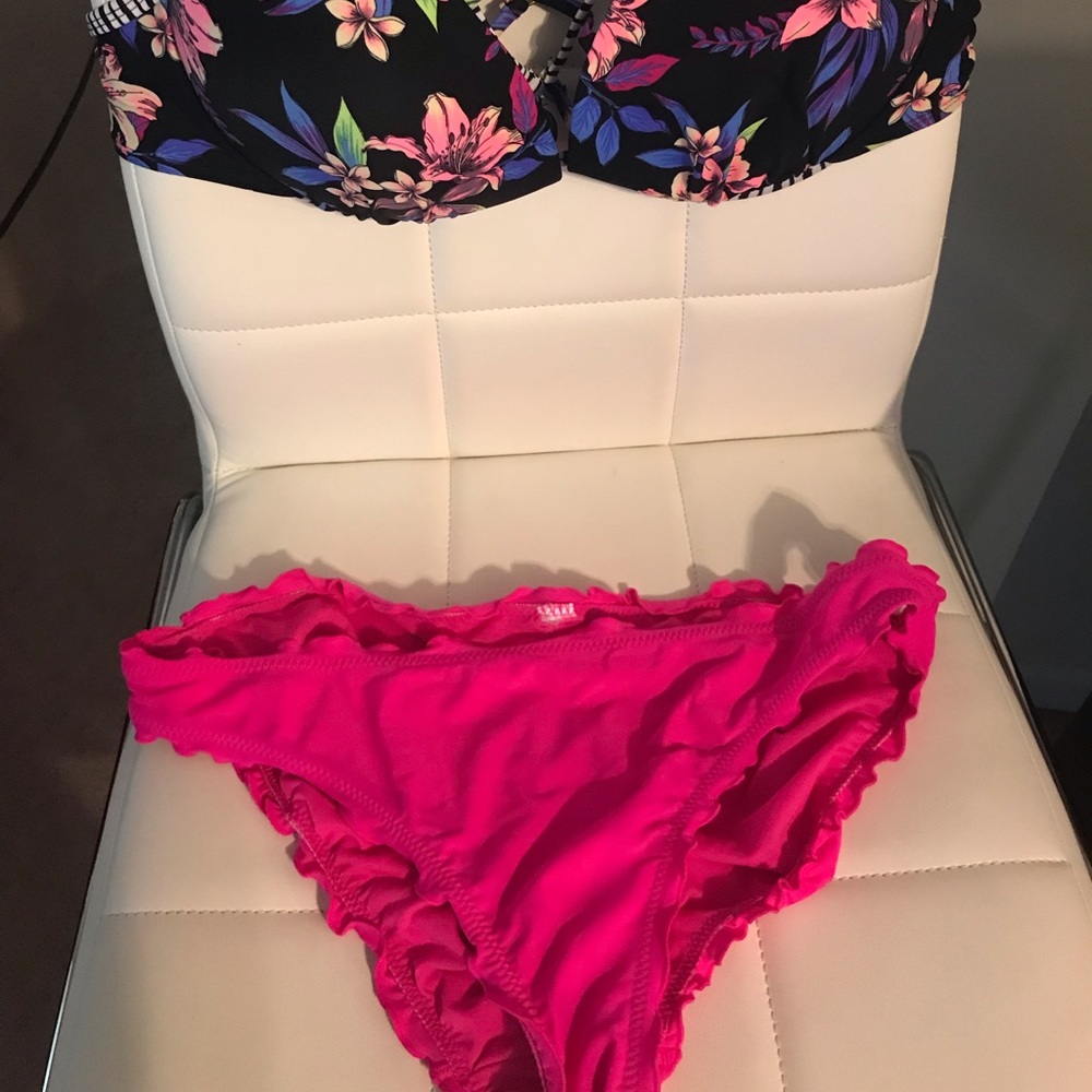 Bikini - Picture 2 of 2